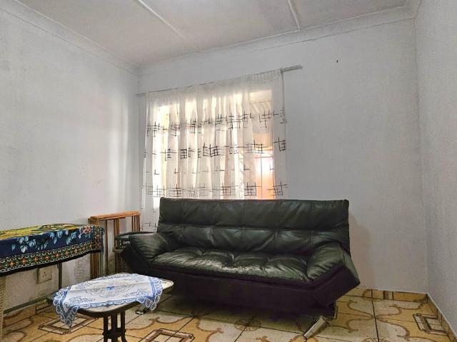 5 Bedroom House For Sale in Crown Gardens
