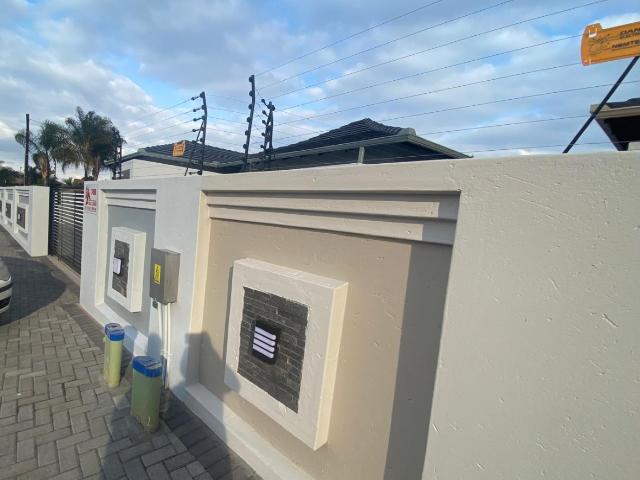 5 Bedroom House For Sale in Aerorand