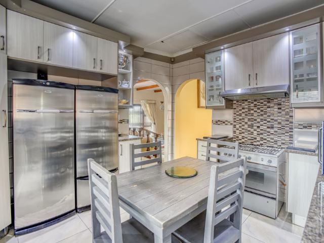 5 Bedroom House For Sale in Baysville