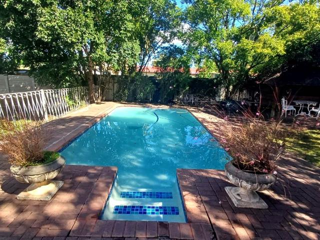 5 Bedroom House For Sale in Bayswater
