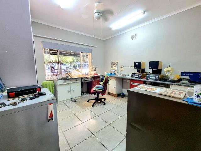 5 Bedroom House For Sale in Bela