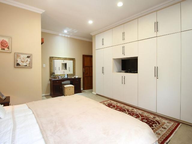 5 Bedroom House For Sale in Birdhaven