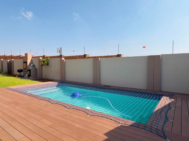 5 Bedroom House For Sale in Blue Valley Golf Estate