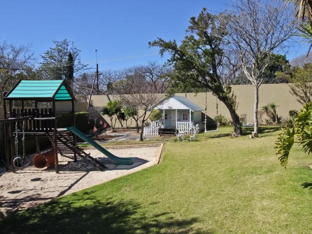 5 Bedroom House For Sale in Bryanston