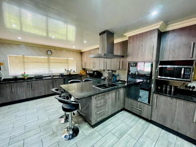 5 Bedroom House For Sale in Brackenhurst