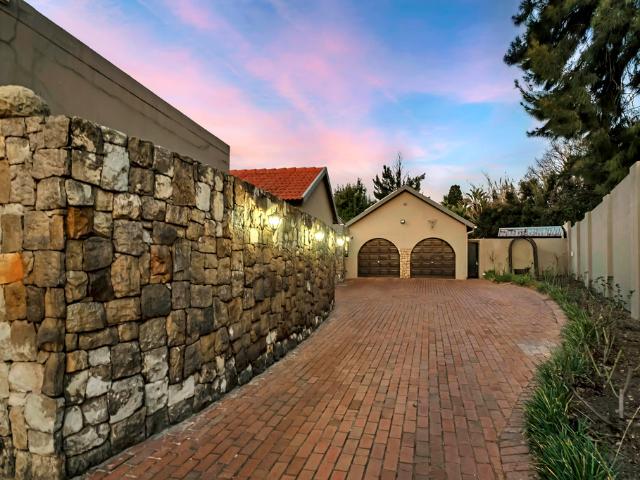 5 Bedroom House For Sale in Gallo Manor