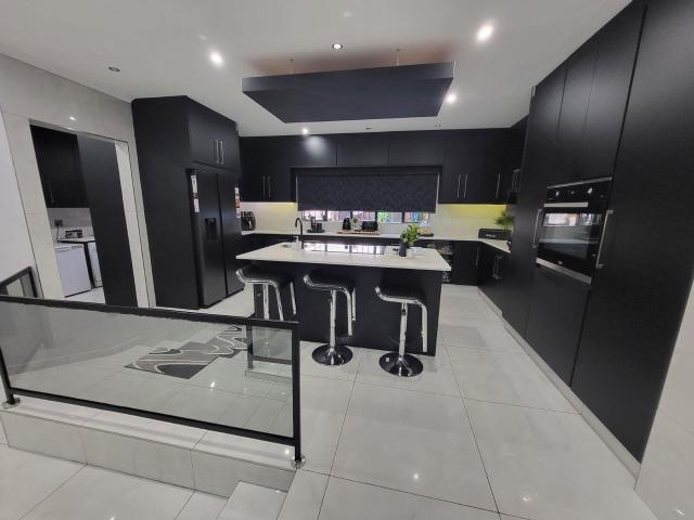 5 Bedroom House For Sale in Geelhoutpark