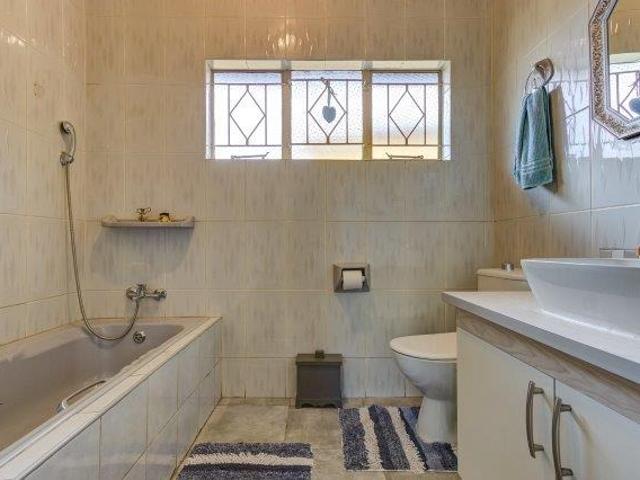 5 Bedroom House For Sale in Glen Marais