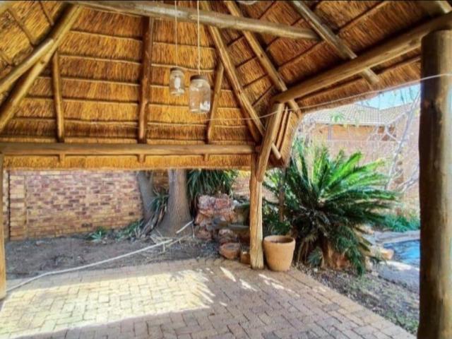 5 Bedroom House For Sale in Glen Marais
