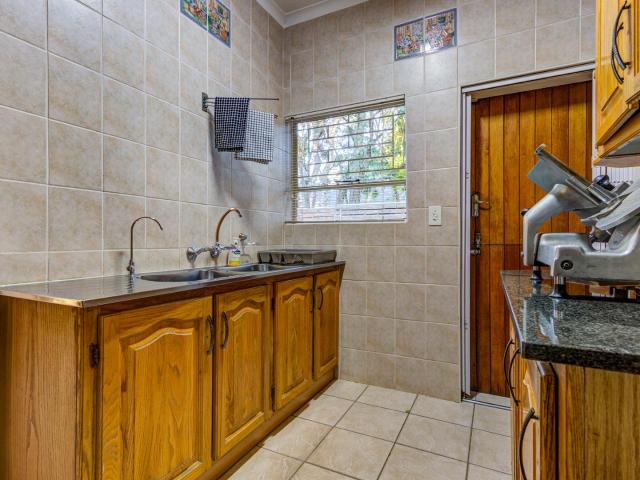 5 Bedroom House For Sale in Glen Marais