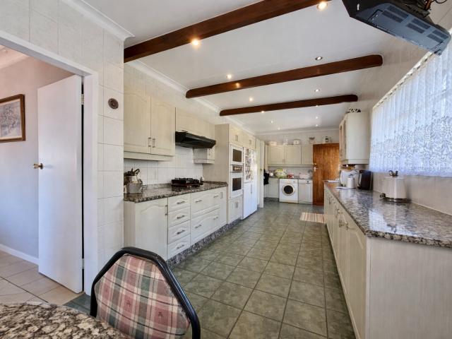 5 Bedroom House For Sale in Glenvista