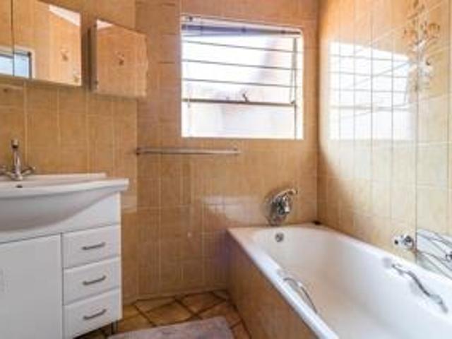 5 Bedroom House For Sale in Glenvista