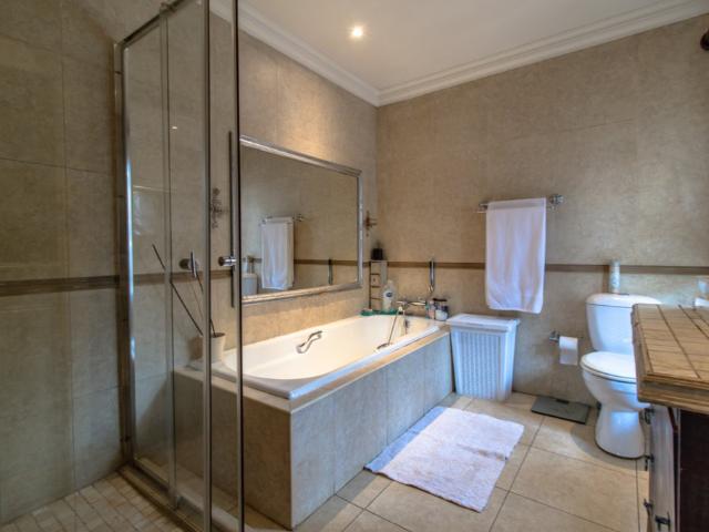 5 Bedroom House For Sale in Glenvista
