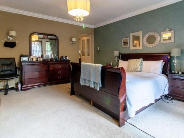 5 Bedroom House For Sale in Glenvista