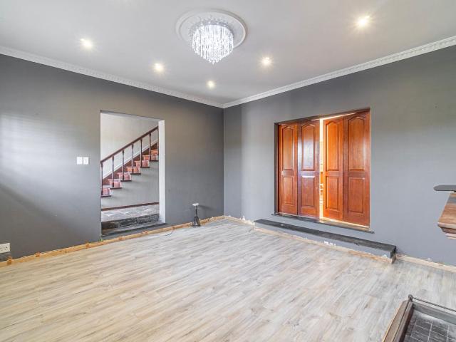 5 Bedroom house for sale in Grassy Park, Cape Town