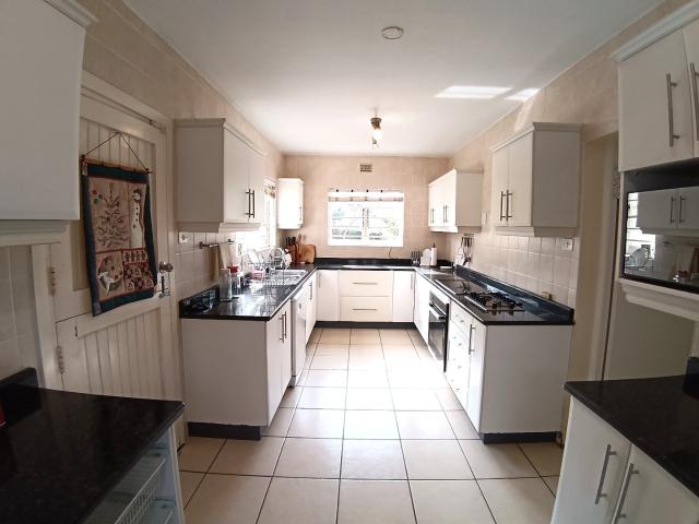 5 Bedroom House For Sale in Greendale