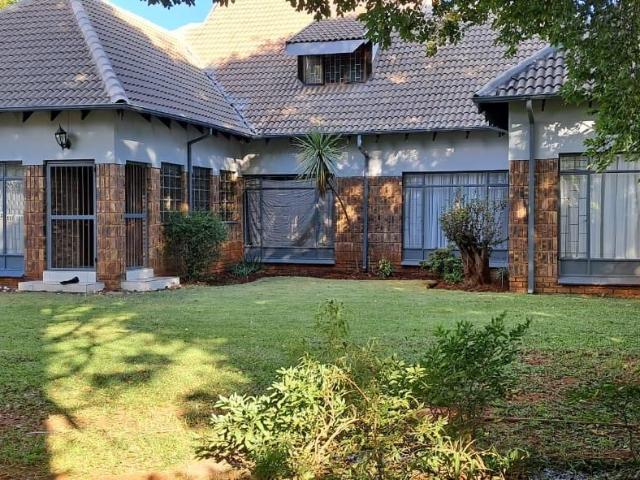 5 Bedroom House For Sale in Elarduspark