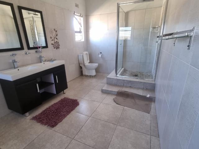 5 Bedroom House For Sale in Fochville