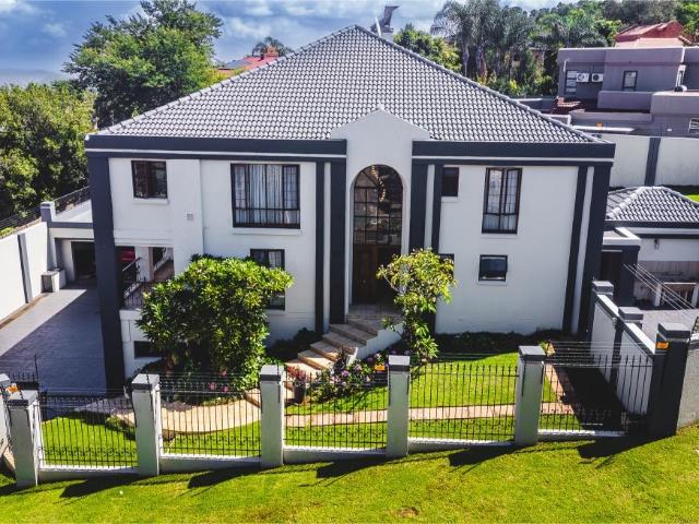 5 Bedroom House For Sale in Faerie Glen