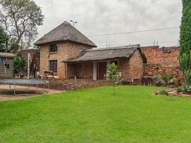 5 Bedroom House For Sale in Faerie Glen