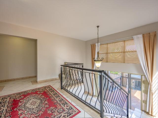 5 Bedroom House For Sale in Faerie Glen
