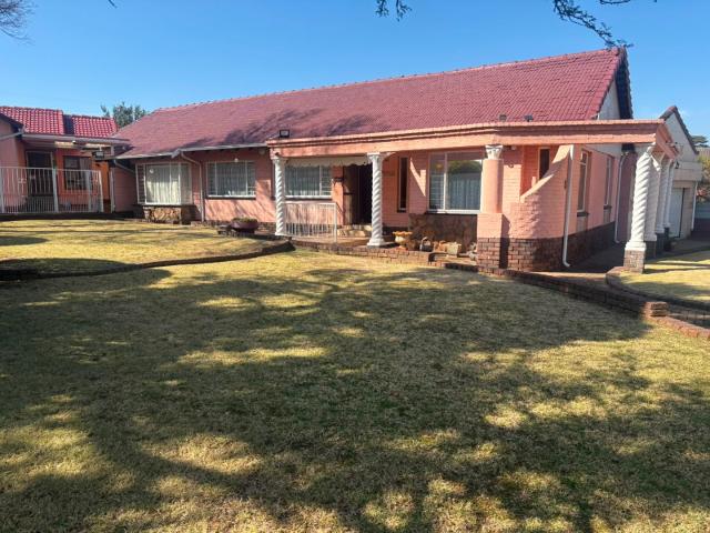 5 Bedroom House For Sale in Farrar Park