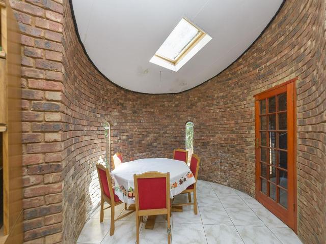 5 Bedroom House For Sale in Florauna