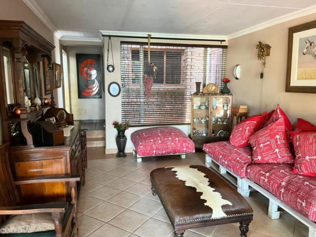 5 Bedroom House For Sale in Florauna