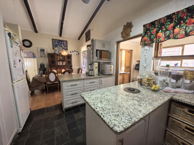 5 Bedroom House For Sale in Fraaiuitsig