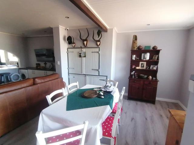 5 Bedroom House For Sale in Franskraal