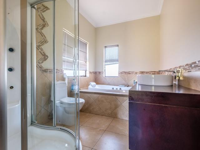 5 Bedroom House For Sale in Kosmos Ridge