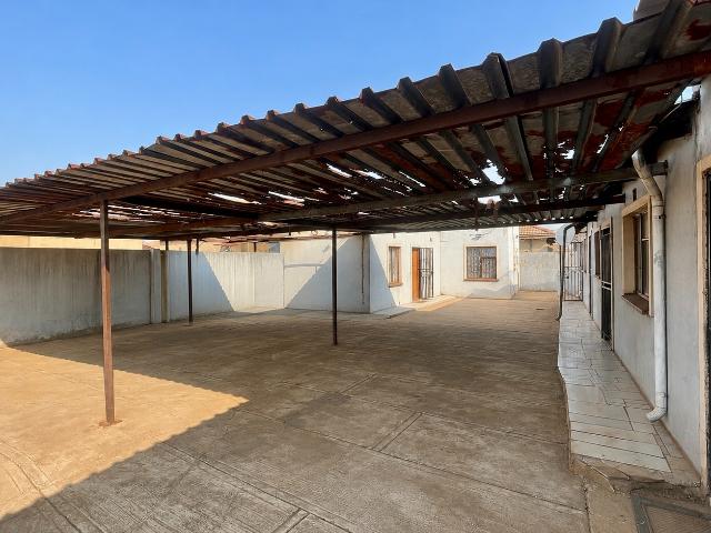 5 Bedroom House For Sale in Katlehong South