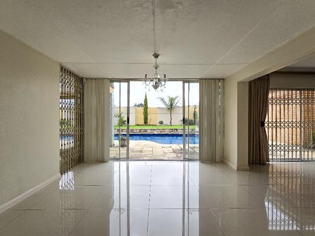 5 Bedroom House For Sale in Kaffrarian Heights