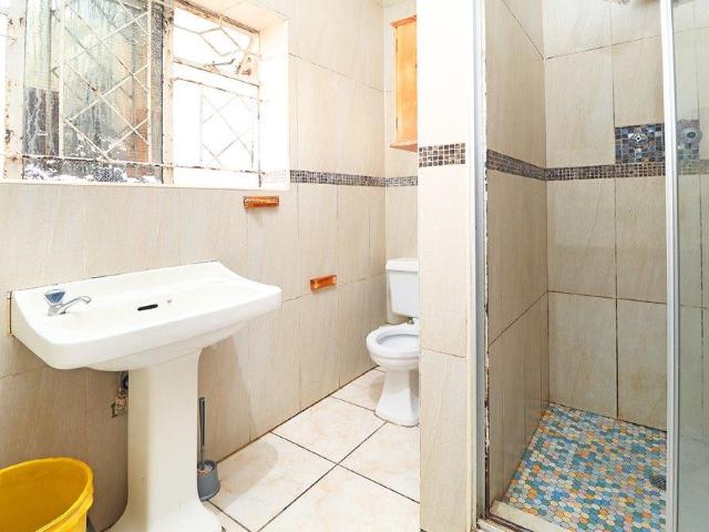 5 Bedroom House For Sale in Kew