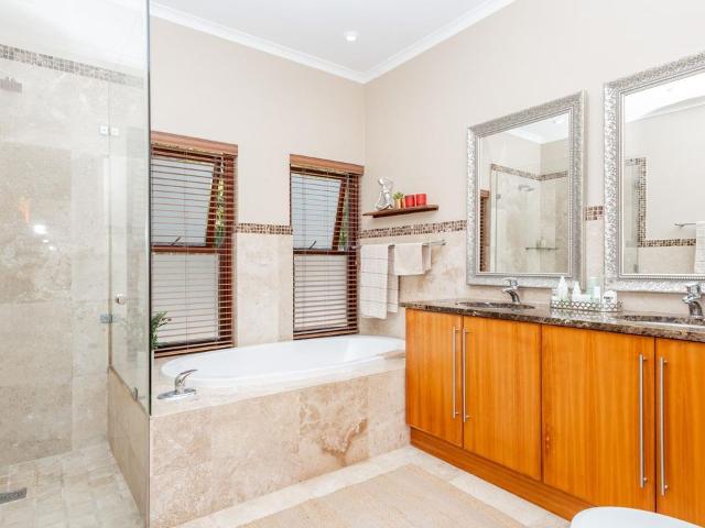 5 Bedroom house for sale in Klein Zevenwacht, Kuils River