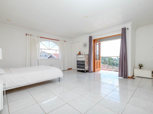 5 Bedroom House For Sale in Kloofendal