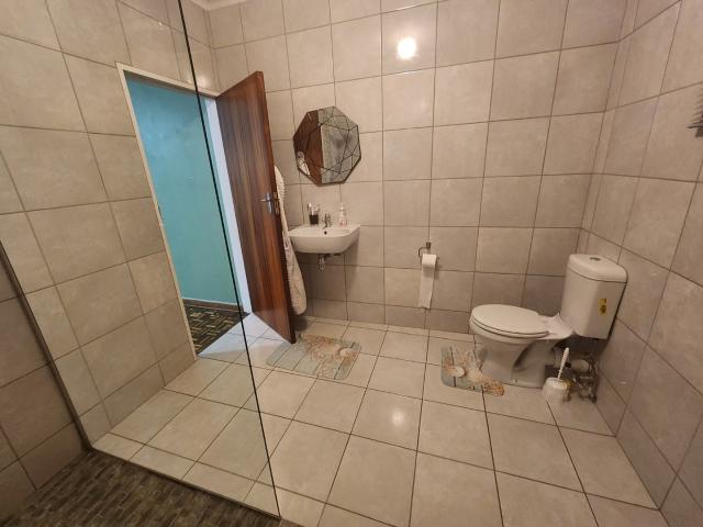 5 Bedroom House For Sale in Hayfields