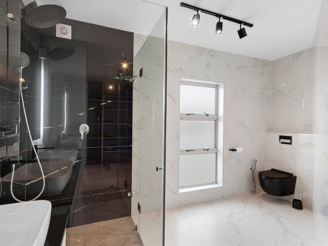 5 Bedroom House For Sale in Heldervue