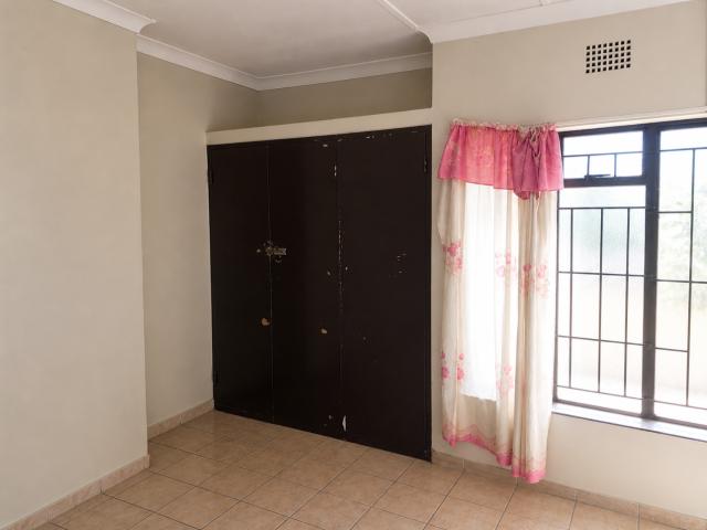 5 Bedroom House For Sale in Oos Einde