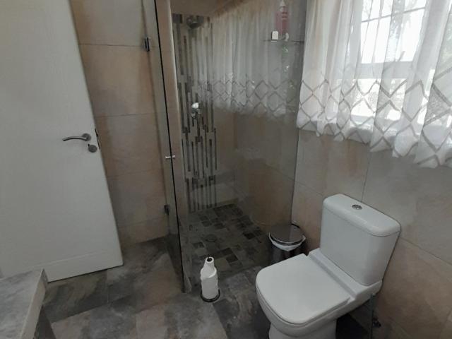5 Bedroom House For Sale in Oakdene