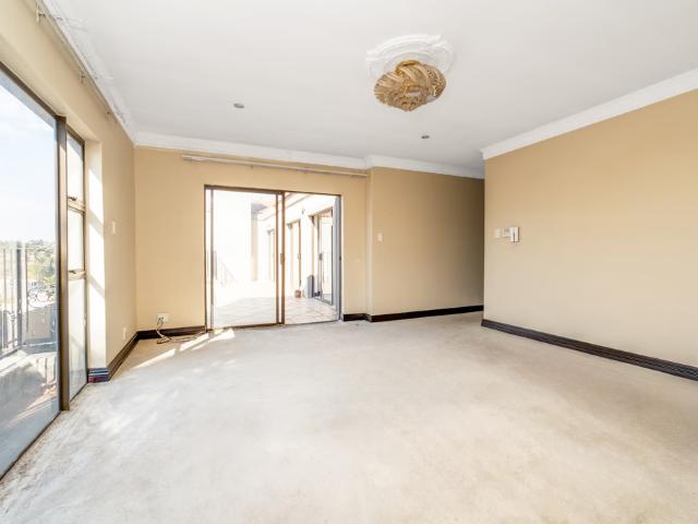 5 Bedroom House For Sale in Lonehill