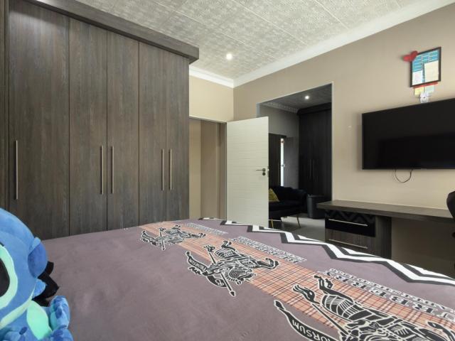 5 Bedroom House For Sale in La Lucia