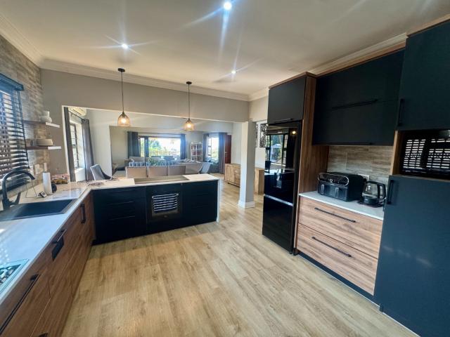 5 Bedroom House For Sale in La Lucia