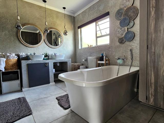 5 Bedroom House For Sale in Langenhovenpark