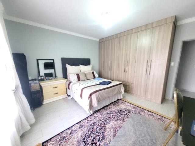5 Bedroom House For Sale in Lenasia South