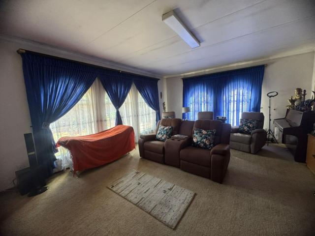 5 Bedroom House For Sale in Mountain View
