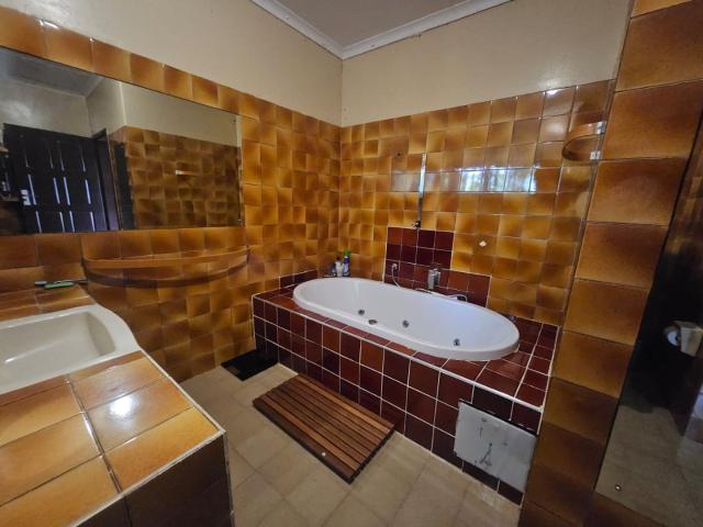5 Bedroom House For Sale in Mondeor