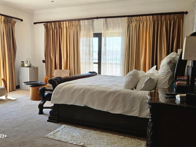 5 Bedroom House For Sale in Mooikloof Glen