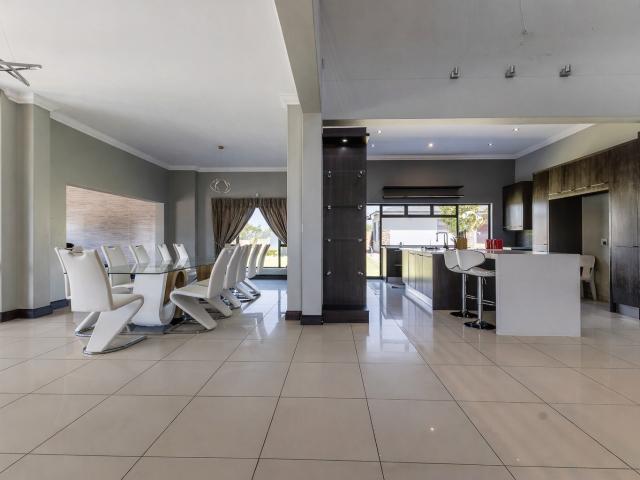 5 Bedroom House For Sale in Mooikloof