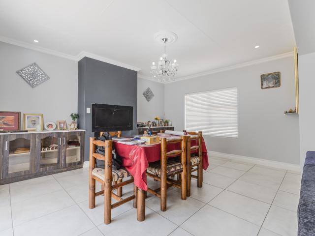 5 Bedroom House For Sale in Mooikloof